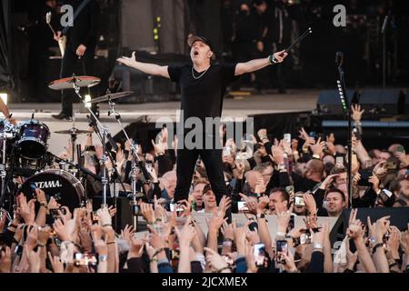 Kopenhagen, Dänemark. 15.. Juni 2022. Die amerikanische Heavy Metal Band Metallica tritt während des dänischen Heavy Metal Festivals Copenhell 2022 in Kopenhagen live auf. Hier ist Schlagzeuger Lars Ulrich live auf der Bühne zu sehen. (Foto: Gonzales Photo/Alamy Live News Stockfoto