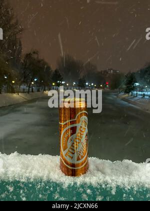 8 Februar 2022 Eskisehir Türkei. Tuborg kann in einer kalten Nacht draußen Bier auf Schnee trinken Stockfoto