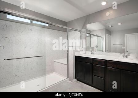 Master Badezimmer Innenraum eines modernen Apartments Stockfoto