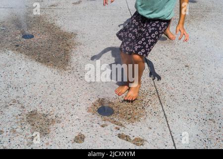 Junge Mädchen kühlen sich ab, indem sie in Toulouse mit städtischen Bodenverneblern, Hitzewelle und 40 Grad Celsius spielen. Frankreich am 15. Juni 2022. Foto von Patricia Huchot-Boissier/ABACAPRESS.COM Stockfoto