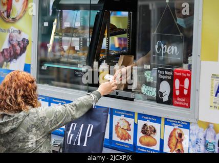 Washington, USA. 11.. Mai 2022. Eine Frau kauft Lebensmittel in einem Food Truck in New York, USA, 11. Mai 2022. Quelle: Wang Ying/Xinhua/Alamy Live News Stockfoto