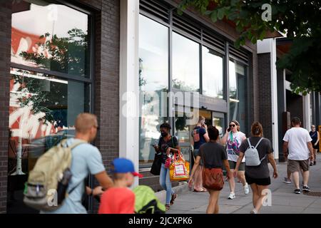 Washington, USA. 14.. Juni 2022. Am 14. Juni 2022 laufen Fußgänger an einem Supermarkt in Washington, DC, USA, vorbei. Kredit: Ting Shen/Xinhua/Alamy Live Nachrichten Stockfoto