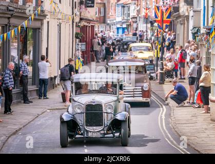 Eine Prozession von Hot-Rod-Fahrzeugen und Motorrädern im amerikanischen und Vintage-Stil durchquert die Altstadt von Bridlington vor dem Rennen der Wellen 2022. Bei der einzigartigen Veranstaltung im britischen Motorsportkalender, die am Samstag, 18.. Und Sonntag, 19.. Stattfindet, werden die Oldtimer und Fahrräder von einem markigen Start an Bridlington's South Beach paarweise auf die Wellen Rennen. Bilddatum: Donnerstag, 16. Juni 2022. Stockfoto