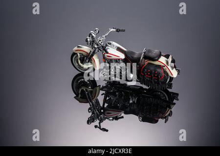 Spielzeug Motorrad auf einem Stück schwarzem Acryl Stockfoto