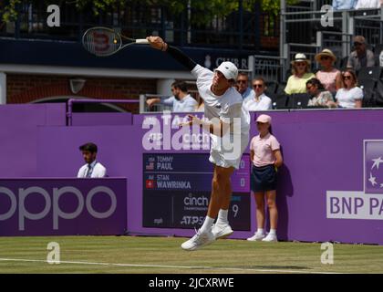 16.. Juni 2022; Queens Club, West Kensington, London, England; Cinch Queens Club ATP Tour 500 Series Lawn Tennis Turnier; Tommy Paul (USA) dient Stan Wawrinka (SUI) Stockfoto