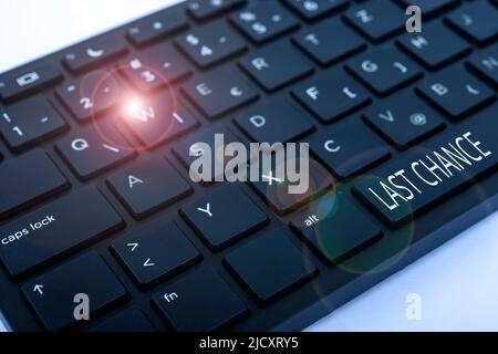 Konzeptionelle Darstellung Letzte Chance. Internet-Konzept letzte Gelegenheit, etwas zu erreichen oder zu erwerben oder Aktion Computer-Tastatur und Symbol.Informationen Stockfoto