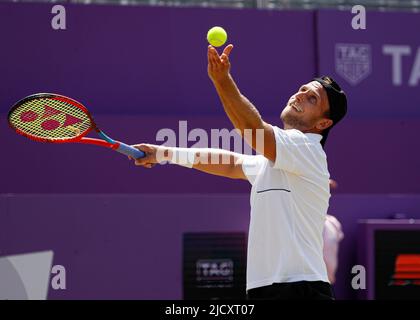 16.. Juni 2022; Queens Club, West Kensington, London, England; Cinch Queens Club ATP Tour 500 Series Lawn Tennis Turnier; Denis Kudla (USA) dient Matteo Berrettini (ITA) Stockfoto