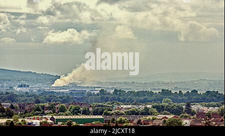 Glasgow, Schottland, Großbritannien 16.. Juni 2022. Ein Brand in einer Recyclingfabrik bedroht den Flughafen in Linwood, da massive Rauchwolken über die Stadt driften und von Glasgow aus, das 12 Meilen entfernt abgebildet ist, zu sehen sind. Credit Gerard Ferry/Alamy Live News Stockfoto