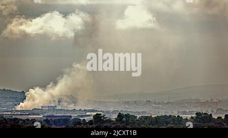 Glasgow, Schottland, Großbritannien 16.. Juni 2022. Ein Brand in einer Recyclingfabrik bedroht den Flughafen in Linwood, da massive Rauchwolken über die Stadt driften und von Glasgow aus, das 12 Meilen entfernt abgebildet ist, zu sehen sind. Credit Gerard Ferry/Alamy Live News Stockfoto