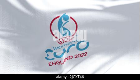 London, Großbritannien, 2022. Mai: Die Flagge der UEFA-Europameisterschaft der Frauen bei der Fußball-Europameisterschaft 2022 winkt. Die Frauen-Euro 2022 wird in England von stattfinden Stockfoto