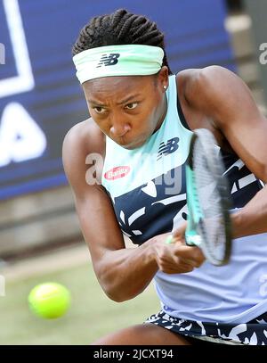 Berlin, Deutschland. 16.. Juni 2022. Tennis: WTA Tour, Runde von 16 Singles, Frauen, Wettkampf, 1. Runde Wang (China) - Gauff (USA) im Steffi Graf Stadium. Coco Gauff spielt eine Rückhand. Quelle: Wolfgang Kumm/dpa/Alamy Live News Stockfoto