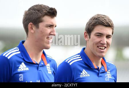 Aktenfoto vom 16-06-2015 von Englands Jamie (rechts) und Craig Overton. Jamie Overton hat sich dem Zwilling Craig im Team des England-Tests angeschlossen, um nächste Woche in Headingley gegen Neuseeland zu kämpfen. Ausgabedatum: Donnerstag, 16. Juni 2022. Stockfoto