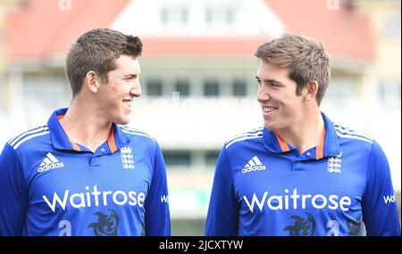Aktenfoto vom 16-06-2015 von Englands Jamie (rechts) und Craig Overton. Jamie Overton hat sich dem Zwilling Craig im Team des England-Tests angeschlossen, um nächste Woche in Headingley gegen Neuseeland zu kämpfen. Ausgabedatum: Donnerstag, 16. Juni 2022. Stockfoto