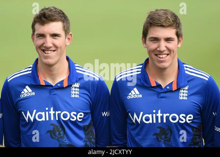 Aktenfoto vom 16-06-2015 von Englands Jamie (rechts) und Craig Overton. Jamie Overton hat sich dem Zwilling Craig im Team des England-Tests angeschlossen, um nächste Woche in Headingley gegen Neuseeland zu kämpfen. Ausgabedatum: Donnerstag, 16. Juni 2022. Stockfoto