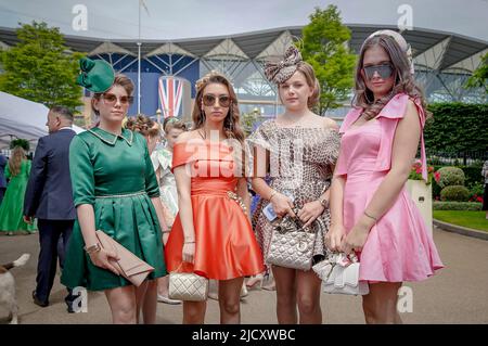 In den Vereinigten Königreich. 16.. Juni 2022. Royal Ascot Ladies Day. Am Donnerstag Gold Cup Day, auch bekannt als Ladies Day, kommen Stil und Eleganz mit extravaganten Hüten und glamourösen Outfits an. Kredit: Guy Corbishley/Alamy Live Nachrichten Stockfoto