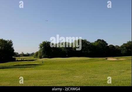 Blick über 2. Abschlag auf 3. Grün mit 4. Grün im Hintergrund, Horne Park Golf Club, Horne, South Godstone, Surrey, England Stockfoto