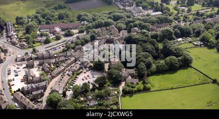 Luftaufnahme des Dorfes Howarth, Heimat der Bronte-Schwestern, Yorkshire. Das Brontë Parsonage Museum befindet sich direkt im Stadtzentrum Stockfoto