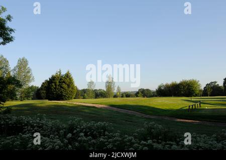 Blick über wilde Blumen zu 3. Green mit 2. T-Shirt nach rechts, , Horne Park Golf Club, Horne, South Godstone, Surrey, England Stockfoto