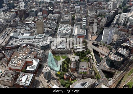 Luftaufnahme des Stadtzentrums von Manchester: Cathedral Gardens, National Football Museum (grünes Gebäude), Manchester Cathedral & Glade of Light Memorial Park Stockfoto