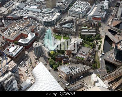 Luftaufnahme des Stadtzentrums von Manchester: Cathedral Gardens, National Football Museum (grünes Gebäude), Manchester Cathedral & Glade of Light Memorial Park Stockfoto
