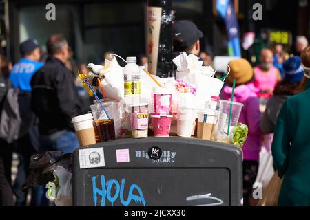 Brooklyn, New York, USA - November 3. 2019: Müll auf Papierkorb in Brooklyn während des NYC-Marathons, Menschen im Hintergrund. Riesige Menge Müll, Plas Stockfoto