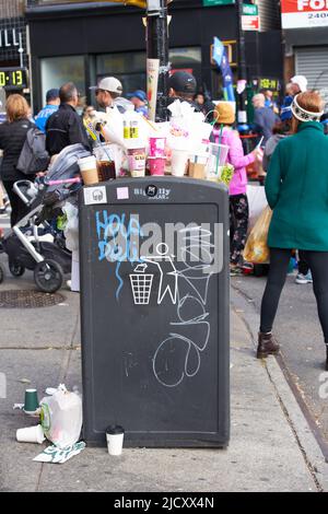 Brooklyn, New York, USA - November 3. 2019: Müll auf Papierkorb in Brooklyn während des NYC-Marathons, Menschen im Hintergrund. Riesige Menge Müll, Plas Stockfoto