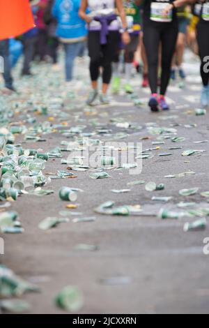 Manhattan, New York, USA - November 3. 2019: Während des NYC-Marathons wurden Pappbecher im Central Park auf der Straße weggeworfen. Athleten laufen anstrengendes Rennen Stockfoto