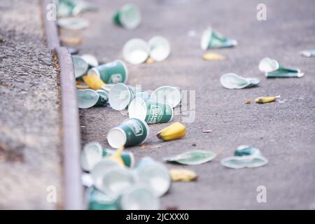 Manhattan, New York, USA - November 3. 2019: Gebrauchte Pappbecher am Straßenrand im Central Park während des NYC-Marathons Stockfoto