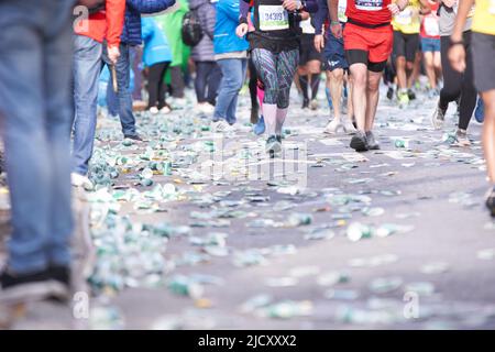 Manhattan, New York, USA - November 3. 2019: Während des NYC-Marathons wurden Pappbecher im Central Park auf der Straße weggeworfen. Athleten laufen anstrengendes Rennen Stockfoto