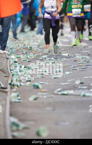 Manhattan, New York, USA - November 3. 2019: Riesige Menge an Pappbechern auf der Straße nach dem NYC-Marathon. Müll liegt auf der Straße im Central Park Stockfoto