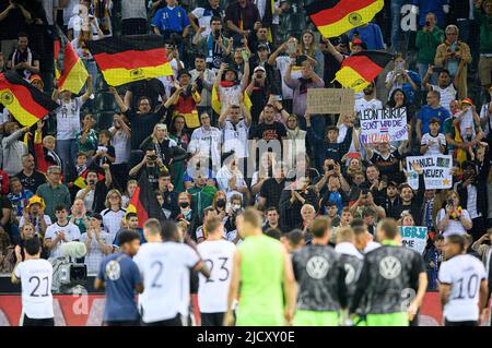 Borussia Monchengladbach, Deutschland. 14.. Juni 2022. Das Feature, Team GER auf dem Ehrenrunde, wird von den Fans gefeiert, Fußball UEFA Nations League, Spieltag 4, Deutschland (GER) - Italien (ITA) 5: 2, am 14.. Juni 2022 in Borussia Mönchengladbach/Deutschland Â Credit: dpa/Alamy Live News Stockfoto