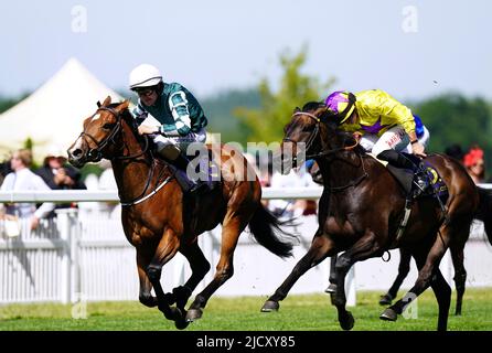 Die magische Lagune wird von Jockey Shane Foley (links) auf dem Weg zum Gewinn der Ribblesdale Stakes am dritten Tag des Royal Ascot auf der Pferderennbahn Ascot gefahren. Bilddatum: Donnerstag, 16. Juni 2022. Stockfoto