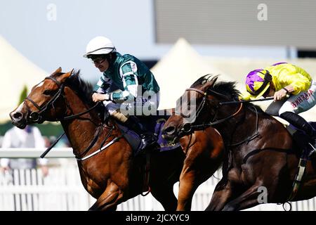 Die magische Lagune wird von Jockey Shane Foley (links) auf dem Weg zum Gewinn der Ribblesdale Stakes am dritten Tag des Royal Ascot auf der Pferderennbahn Ascot gefahren. Bilddatum: Donnerstag, 16. Juni 2022. Stockfoto