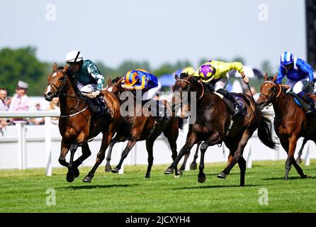 Die magische Lagune wird von Jockey Shane Foley (links) auf dem Weg zum Gewinn der Ribblesdale Stakes am dritten Tag des Royal Ascot auf der Pferderennbahn Ascot gefahren. Bilddatum: Donnerstag, 16. Juni 2022. Stockfoto