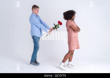 Friend Zone Konzept mit teen junge versuchen zu küssen und geben teen Mädchen Blumen und sie lehnt ihn ab Stockfoto