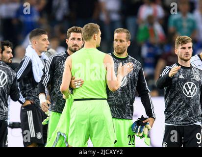 Finale Jubilierung GER, Torwart Kevin TRAPP l. (GER) und goalwart Oliver BAUMANN r. (GER) klatschen Torwart Manuel NEUER (GER) nach dem Spiel, Fußball UEFA Nations League, Spieltag 4, Deutschland (GER) - Italien (ITA) 5: 2, am 14.. Juni 2022 in Borussia Mönchengladbach/Deutschland. Â Stockfoto