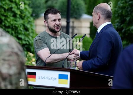 Kiew, Ukraine. 16.. Juni 2022. Während seines Besuchs in Kiew versichert der deutsche Bundeskanzler Olaf Scholz (r) dem ukrainischen Präsidenten Wolodymyr Selenskyj weitere Waffen, bleibt aber unklar, welche Waffen beteiligt sind. Quelle: Kay Nietfeld/dpa/Alamy Live News Stockfoto