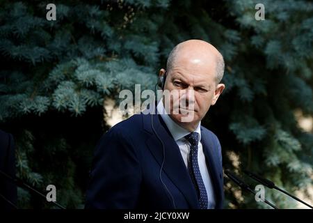 Kiew, Ukraine. 16.. Juni 2022. Bundeskanzler Olaf Scholz (SPD) nimmt an einer gemeinsamen Pressekonferenz Teil. Kanzler Scholz, der französische Präsident Macron, der italienische Premierminister Draghi und der rumänische Staatschef Iohannis kamen am Donnerstagmorgen in der ukrainischen Hauptstadt Kiew an. Dort wollen sie mit dem ukrainischen Präsidenten Selenskyj über weitere Unterstützung für das von Russland angegriffene Land sprechen. Quelle: Kay Nietfeld/dpa/Alamy Live News Stockfoto