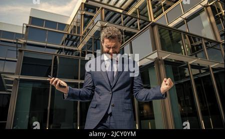 Geschäftsverhandlungen. Probleme haben. Erwachsener ceo mit Handy. Telefonanruf. Stockfoto