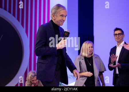 Bernard Arnault, Chairman und Chief Executive des französischen Luxuskonzerns LVMH, nimmt an einer LVMH-Veranstaltung auf der Technologie-Startups und Innovationsmesse VivaTech am 16. Mai 2022 in Paris Teil. Foto von Raphael Lafargue/ABACAPRESS.COM Stockfoto