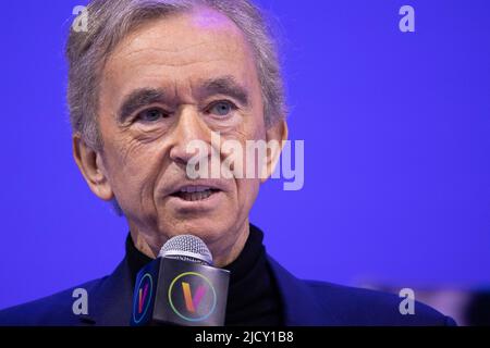 Bernard Arnault, Chairman und Chief Executive des französischen Luxuskonzerns LVMH, nimmt an einer LVMH-Veranstaltung auf der Technologie-Startups und Innovationsmesse VivaTech am 16. Mai 2022 in Paris Teil. Foto von Raphael Lafargue/ABACAPRESS.COM Stockfoto