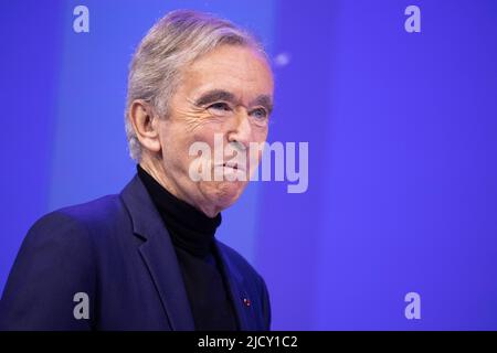 Bernard Arnault, Chairman und Chief Executive des französischen Luxuskonzerns LVMH, nimmt an einer LVMH-Veranstaltung auf der Technologie-Startups und Innovationsmesse VivaTech am 16. Mai 2022 in Paris Teil. Foto von Raphael Lafargue/ABACAPRESS.COM Stockfoto