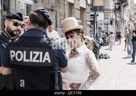 Eine Frau spricht mit Polizisten während der bolivianischen Feierlichkeiten zum Fest der Jungfrau von Urkupiña in den Straßen von Mailand, Italien, Europa Stockfoto