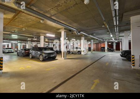 Foto einer Tiefgarage in einer Wohnanlage Stockfoto