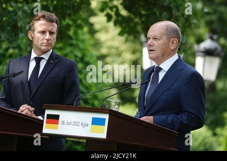 Kiew, Ukraine. 16.. Juni 2022. Der französische Präsident Emmanuel Macron (l.) und der deutsche Bundeskanzler Olaf Scholz befürworten den Beitritt der Ukraine zur Europäischen Union. Quelle: Kay Nietfeld/dpa/Alamy Live News Stockfoto