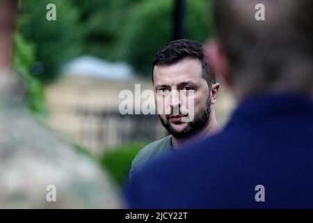 Kiew, Ukraine. 16.. Juni 2022. Wolodymyr Selenskyj, Präsident der Ukraine, nimmt an einer gemeinsamen Pressekonferenz Teil. Bundeskanzler Scholz, der französische Präsident Macron, der italienische Premierminister Draghi und der rumänische Staatschef Iohannis kamen am Donnerstagmorgen in der ukrainischen Hauptstadt Kiew an. Dort wollen sie mit dem ukrainischen Präsidenten Selenskyj über weitere Unterstützung für das von Russland angegriffene Land sprechen. Quelle: Kay Nietfeld/dpa/Alamy Live News Stockfoto