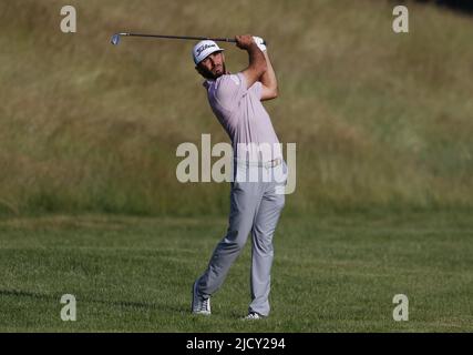 New York, Usa. 16.. Juni 2022. Max Homa trifft am Donnerstag, den 16. Juni 2022, im Country Club in Brookline, MA, seinen Annäherungsschuss auf das erste Loch in der ersten Runde der United States Open Championship 122.. Foto von John Angelillo/UPI Credit: UPI/Alamy Live News Stockfoto