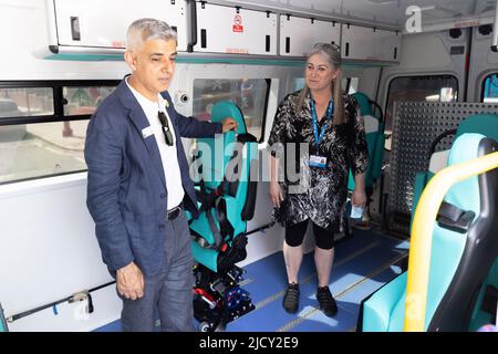 Sadiq Khan, der Bürgermeister von London, macht anlässlich des Clean Air Day eine Führung durch GOSHS ersten elektrischen Kinderwagen während eines Besuchs im Londoner Great Ormond Street Hospital in der Play Street. Die Play Street beinhaltet die Schließung der Straße vor dem Krankenhaus, damit Patienten den ganzen Tag lang draußen spielen können. Bilddatum: Donnerstag, 16. Juni 2022. Stockfoto