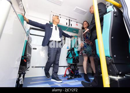Sadiq Khan, der Bürgermeister von London, macht anlässlich des Clean Air Day eine Führung durch GOSHS ersten elektrischen Kinderwagen während eines Besuchs im Londoner Great Ormond Street Hospital in der Play Street. Die Play Street beinhaltet die Schließung der Straße vor dem Krankenhaus, damit Patienten den ganzen Tag lang draußen spielen können. Bilddatum: Donnerstag, 16. Juni 2022. Stockfoto