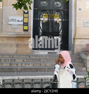 Tunis, Tunesien. 16.. Juni 2022. Ein Fußgänger passiert am 16. Juni 2022 ein geschlossenes Postamt in Tunis, Tunesien. Tunesische Beschäftigte des öffentlichen Sektors führten am Donnerstag einen Generalstreik über 159 öffentliche Institutionen aus Protest gegen die Ablehnung ihrer Forderungen nach Lohnerhöhungen durch die Regierung durch. DAZU: „Tunesiens Beschäftigte im öffentlichen Dienst halten Generalstreik wegen Lohnerhöhung“ Kredit: Adel Ezzine/Xinhua/Alamy Live News Stockfoto